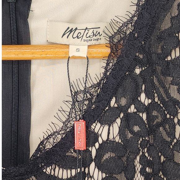 Metisu Black Lace Overlay Sheath Dress with Ruffle & Bow Women’s Size Small - Picture 3 of 10